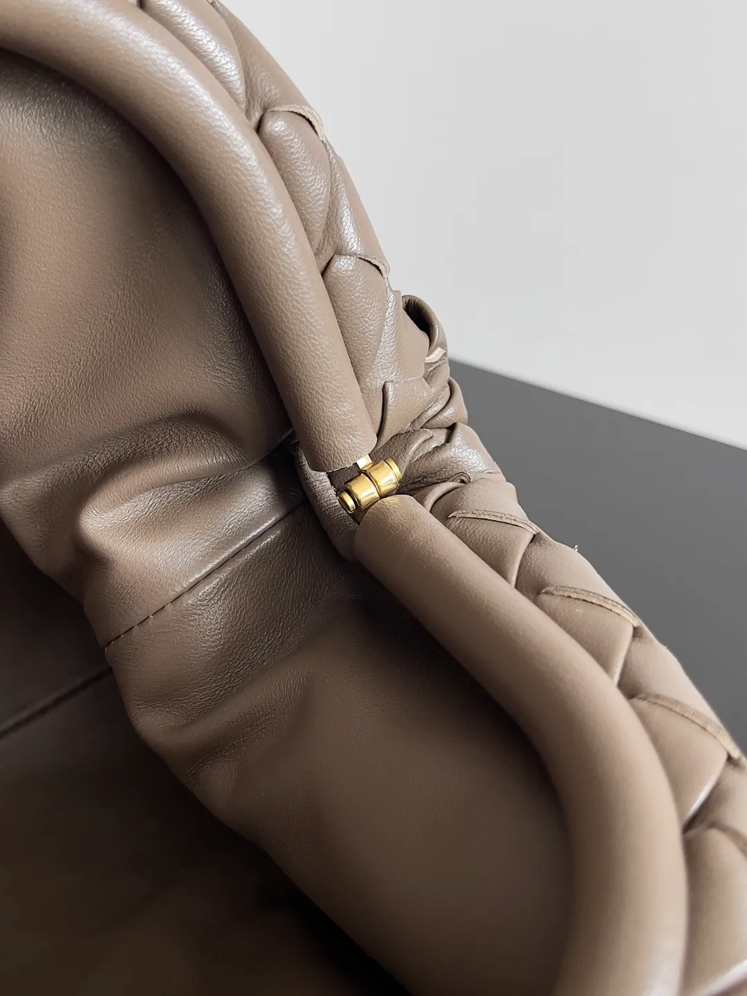 Batch 2260 BOTTEGA VENETA Lady's LAUREN CLUTCH Chain Clutch was inspired by 40 years ago. It is a perfect fusion of classic and modern bags. It is effortless and fashionable for any occasion and at any time. The newly added detachable metal chain allows people to have more ways to carry it. It is grand and elegant. Style No.: 785807 Size: 31.5*16.5*11cm